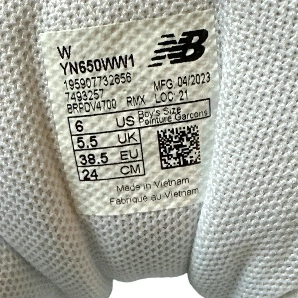 New Balance Boys Size 6 White Tennis Shoes